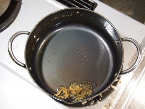 この鍋に残った油を落とします